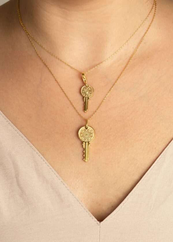 Özel Tasarım Sitrin Taşlı ve Sekanslı Charm Anahtar Kolye | 925 ® Gümüş Küçük Boy - Görsel 5